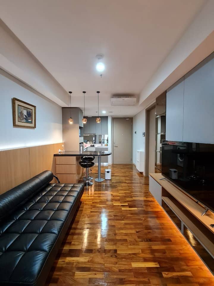 Удобен кожен диван, който може да се използва за допълнително легло.