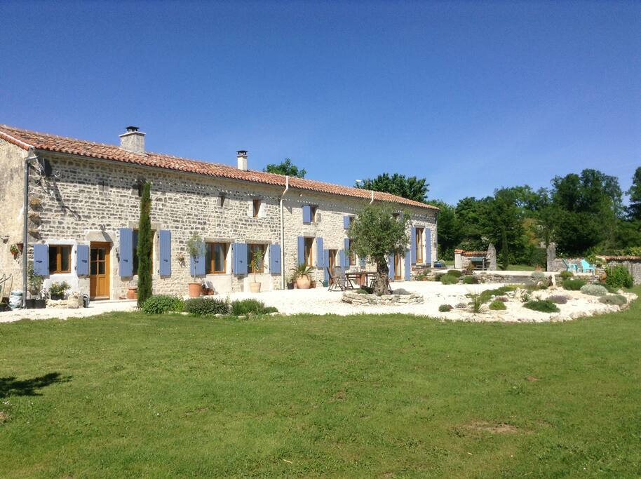 Exterior view owners house and gîte