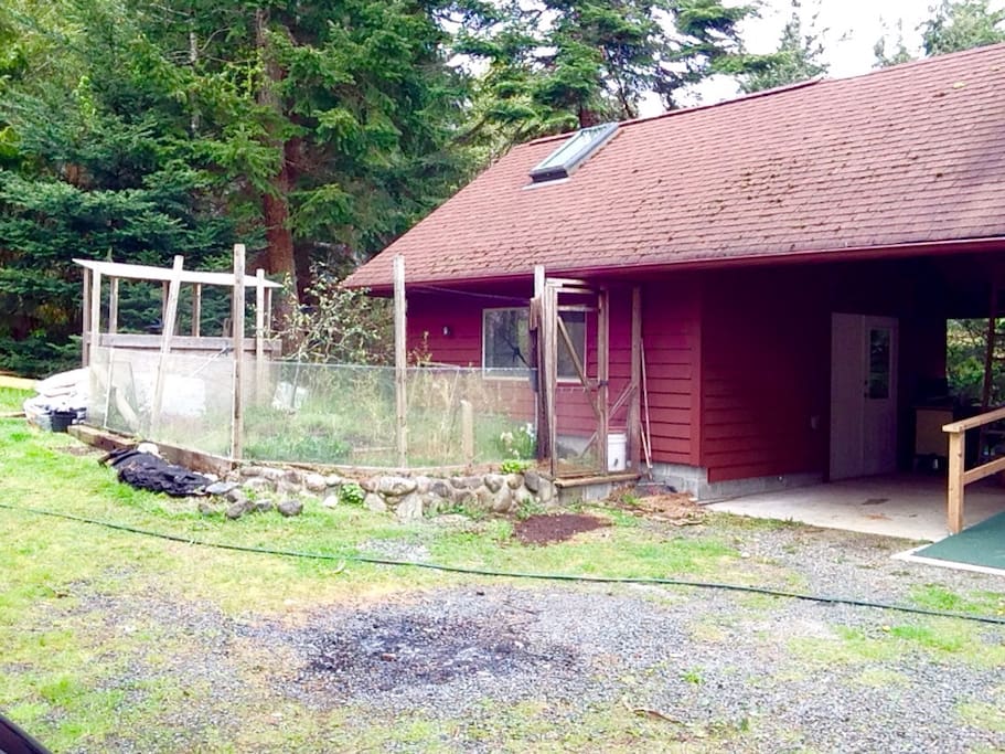 Studio Suite has it's own private entrance and is separated from main house by covered carport where you may store your vehicle and utilize outdoor propane BBQ. The suite has 2 large windows on main floor with garden and forest views. Upstairs Bedroom has window that opens to the trees and a skylight for starlight views.