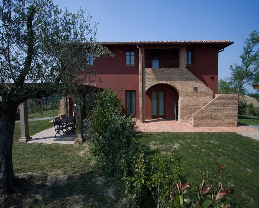 Casa e giardino circostante