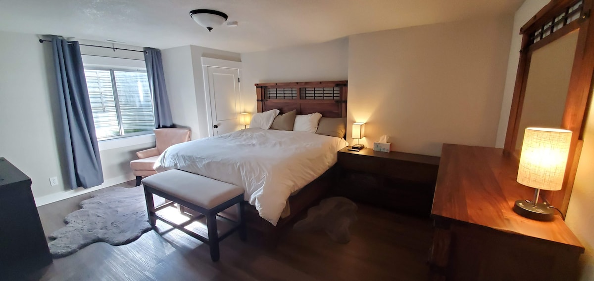 Просторна спалня тип Кинг с интелигентен телевизор, супер меки килими от изкуствена кожа и електрическа камина. 