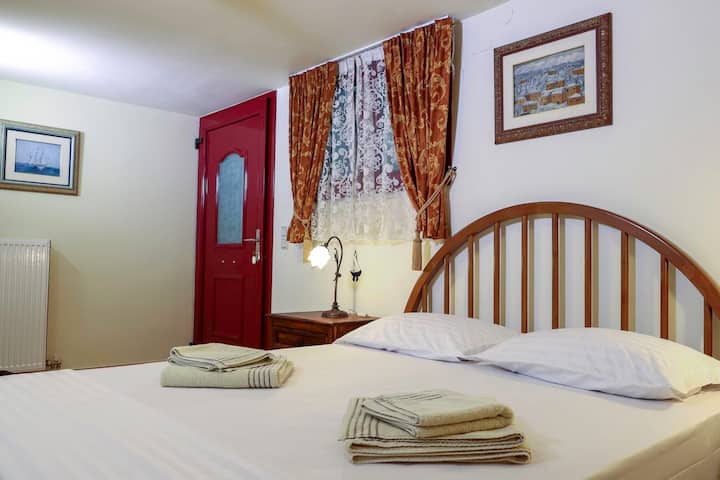 Master bedroom 5, studio ya chini ya ghorofa iliyo na mlango tofauti.