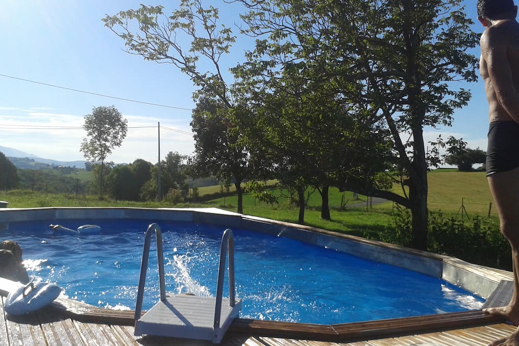 piscine de 7m30 sur 3m70 avec 80m2 de terrasse bois sur pilotis. et derrière le trampoline de 4m50 de diamètre