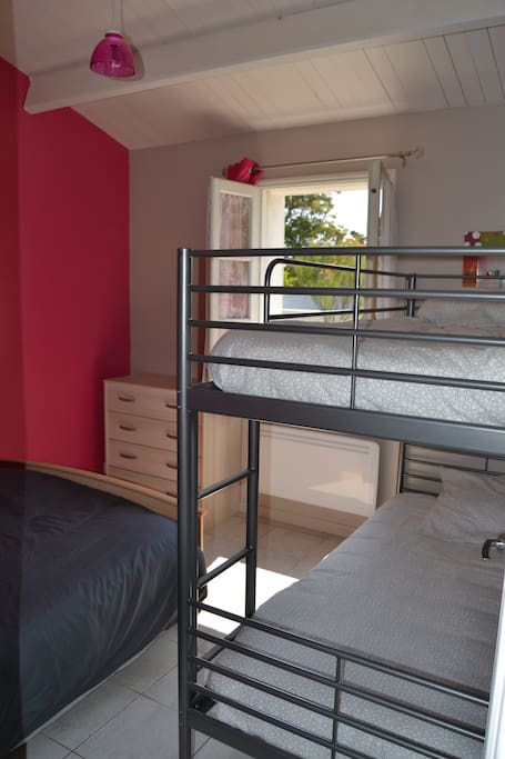 Chambre lit double et lits superposés