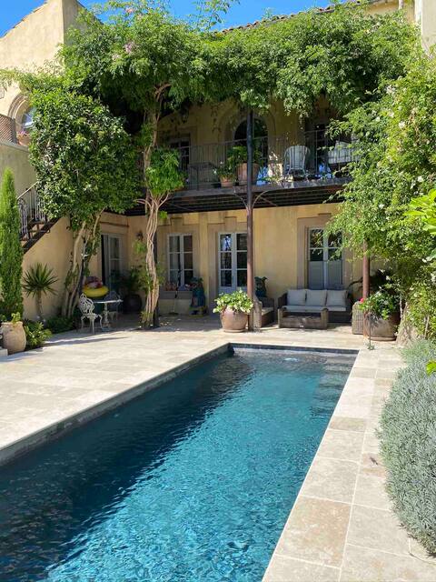 Beautiful 2 Bedroom Apartment with Pool