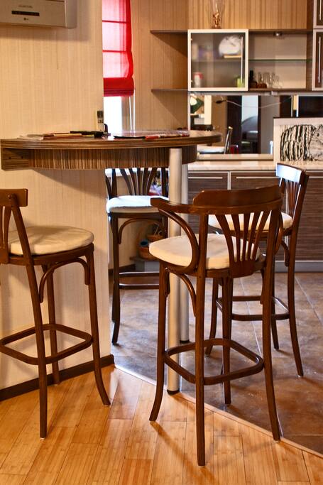 Kitchen with bar (seats 4)