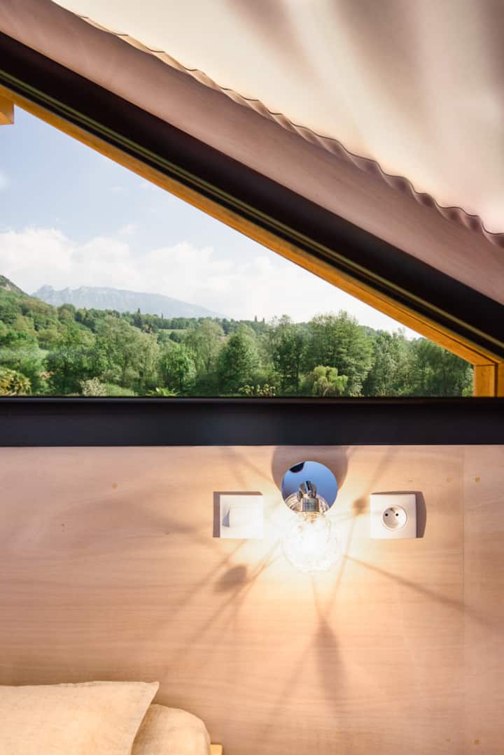 从朝南的卧室可以看到猫牙的美景。从朝南的卧室可以看到聊天（猫！ ）山的美景。