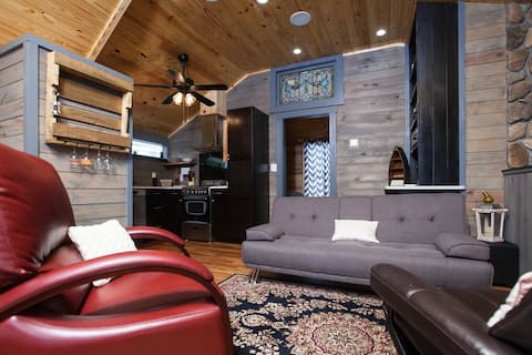 Private 1 Bedroom Cottage Apartment with Deck