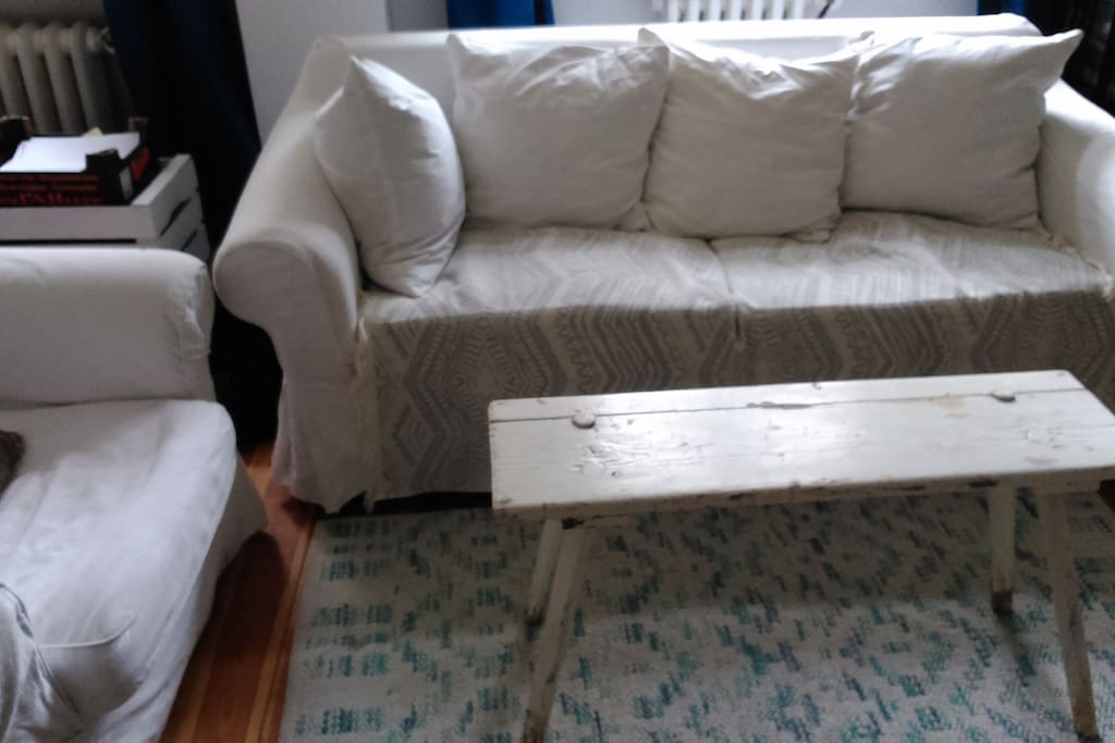 Wohnraum mit sofa und zwei Sesseln
