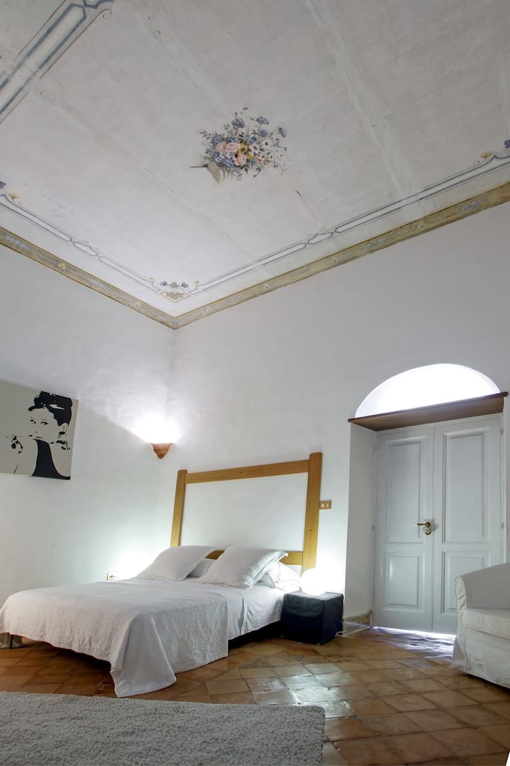 חדר השינה הראשי המעוצב והנוח עם ציורי קיר     *Casa Marina *#Starhost