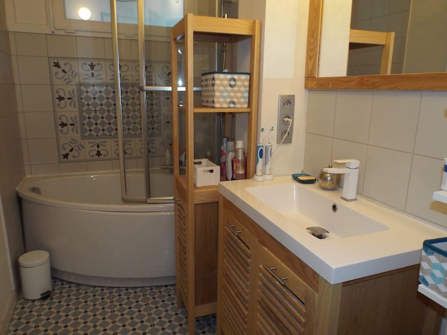 Salle de bain avec baignoire