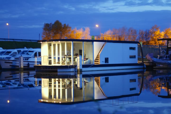 Homeboat Glamping auf dem Wasser