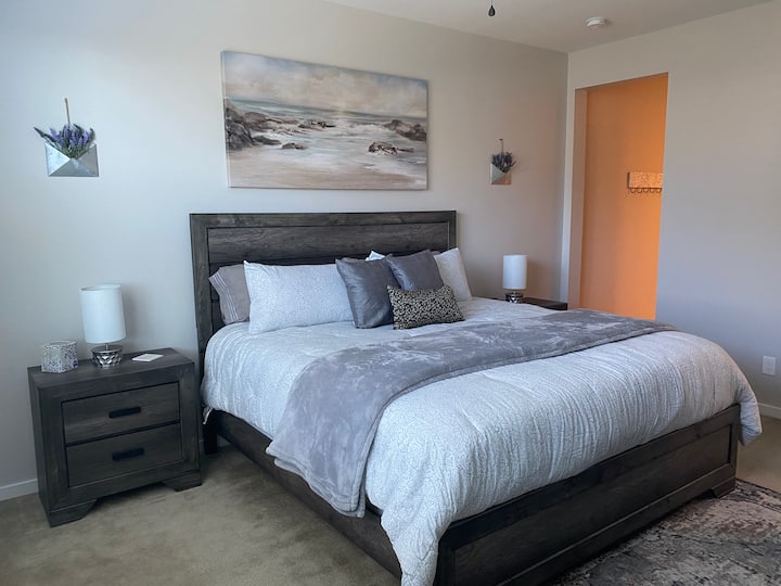 主卧配备加大双人床 