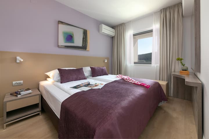 Chumba cha kulala cha kwanza kilicho na kitanda cha ukubwa wa king au kilicho na vitanda viwili vya mtu mmoja