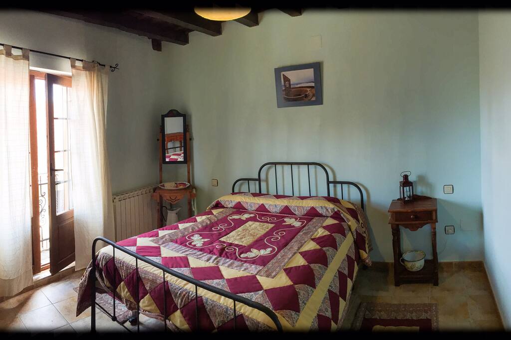 Dormitorio doble con cama de matrimonio