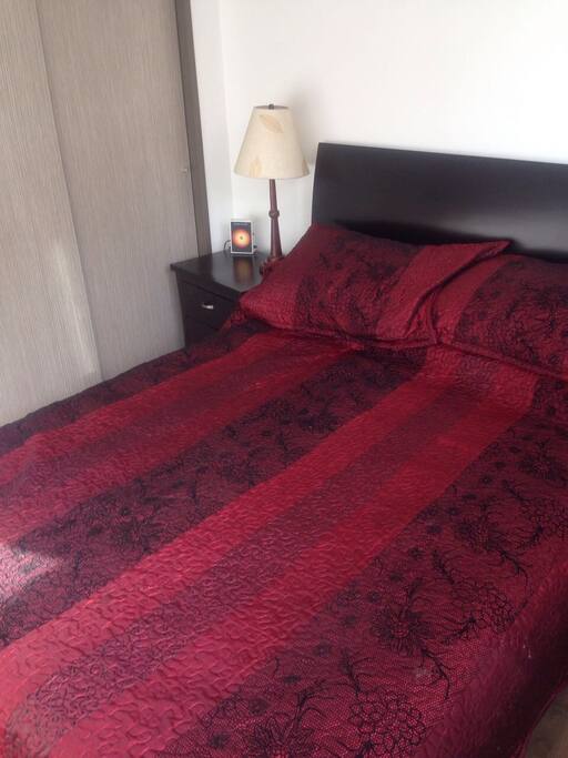 Cama matrimonial, muy cómoda, con cobijas y Closet amplio para guardar sus pertenencias y caja de seguridad.
