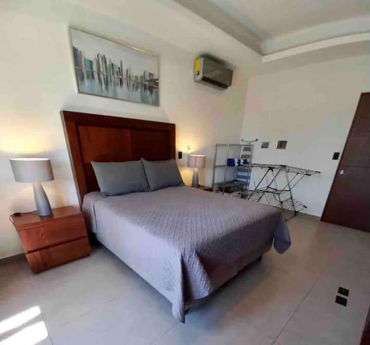 Segunda habitación com aire acondicionado, balcón y una cama muy cómoda queen size
