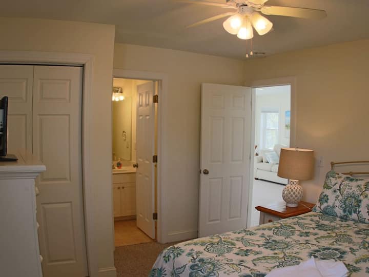 เตียงคิงไซส์พร้อมห้องน้ำส่วนตัว 