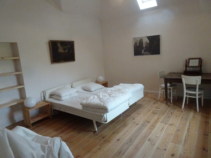 1. emelet - 2. szoba - 
2 egyszemélyes ágy