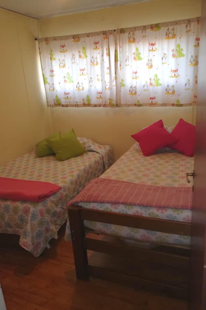 ОБЩЕЖИТИЕ №2
Оборудвано с 2 единични легла и нощна масичка.
СПАЛНЯ №2
Оборудвана с 2 единични легла и нощна масичка.
СТАЯ №2
Оборудвана с 2 единични легла и нощно шкафче.