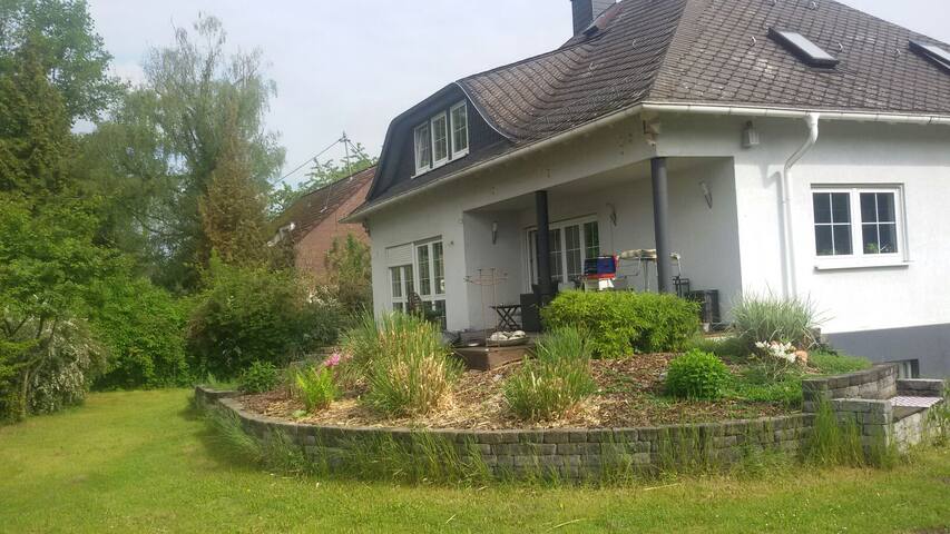 Bright large room on the river Main, 20 minutes to the airport