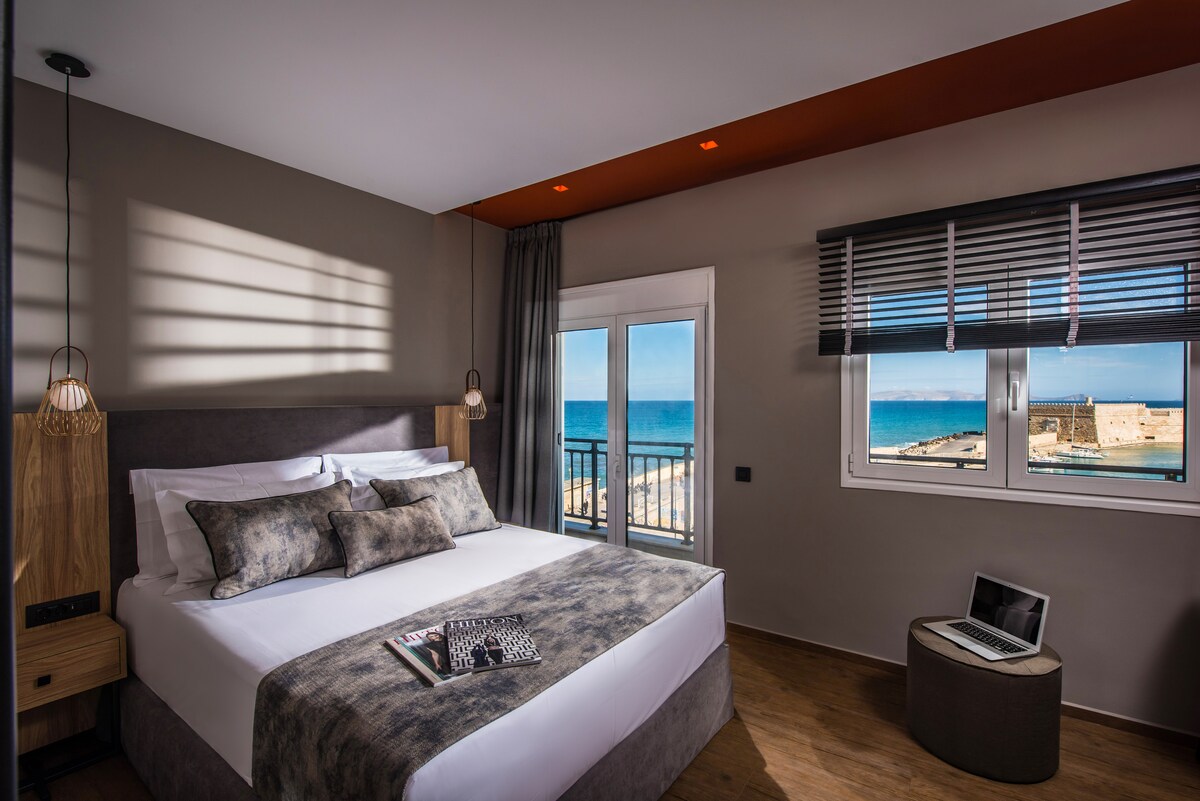 Dormitorio principal con cama tamaño queen y vistas al mar. 
Armario y espacio de trabajo disponibles