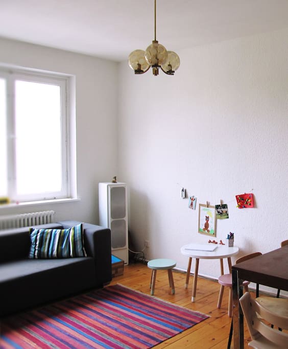 Wohnzimmer (Couch und Kindertisch)