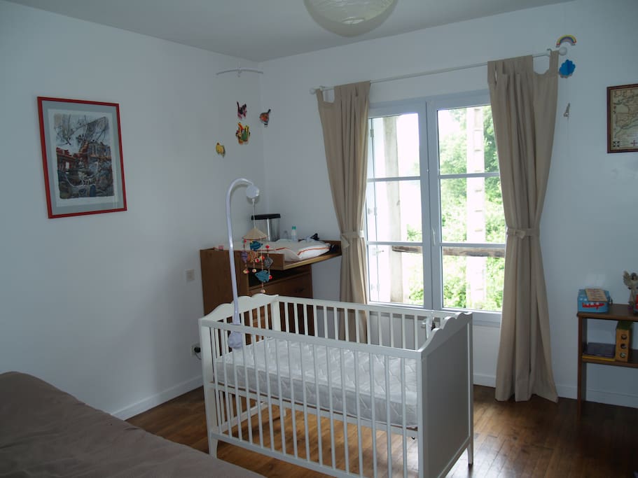 Chambre d'enfant avec un lit de bébé, un lit une place 1/2 et un canapé lit 2 places (hors champs de la photo)
