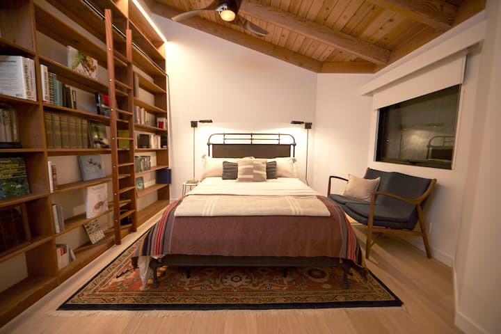 Second bedroom with queen bed - organic mattress & sheets