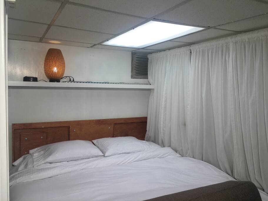 King size Bed Comfortable Tempurpedic Mattress