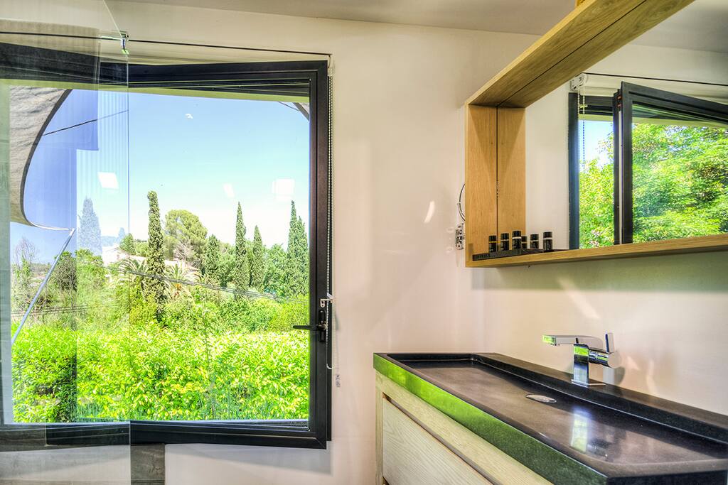 Salle de douche semi-ouverte avec vue sur Saint Paul de Vence