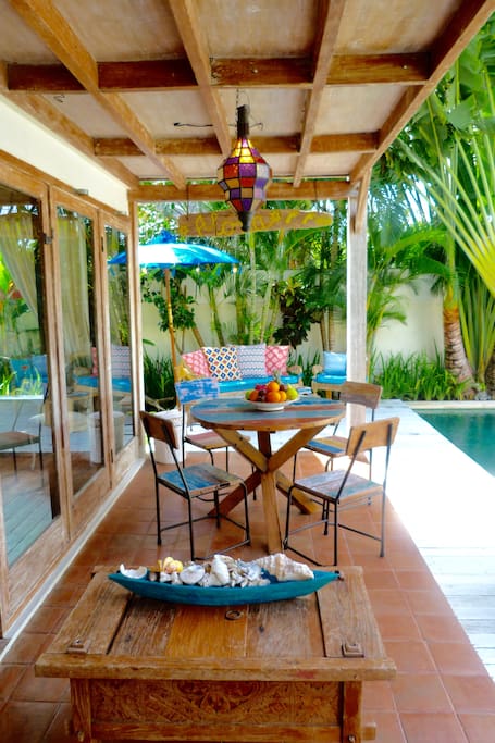 Table around the pool to have breakfast, night tchats..