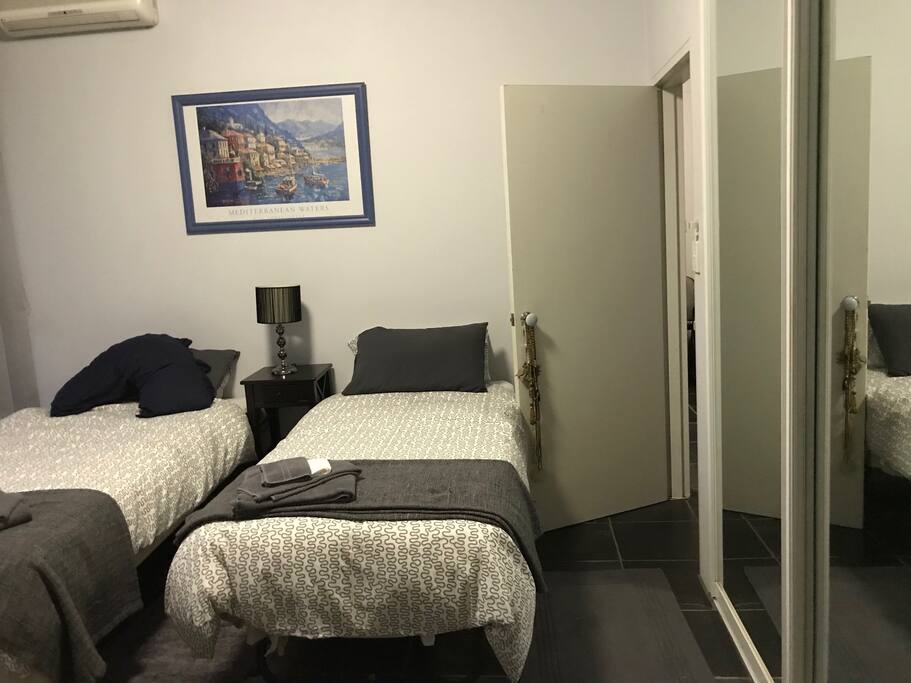 Second bedroom (2 x single beds, desk
