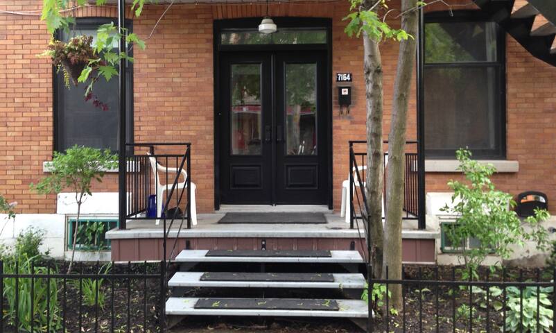 2 floor apt 4 br and 2 btr – Jean-Talon Market gallery image 2