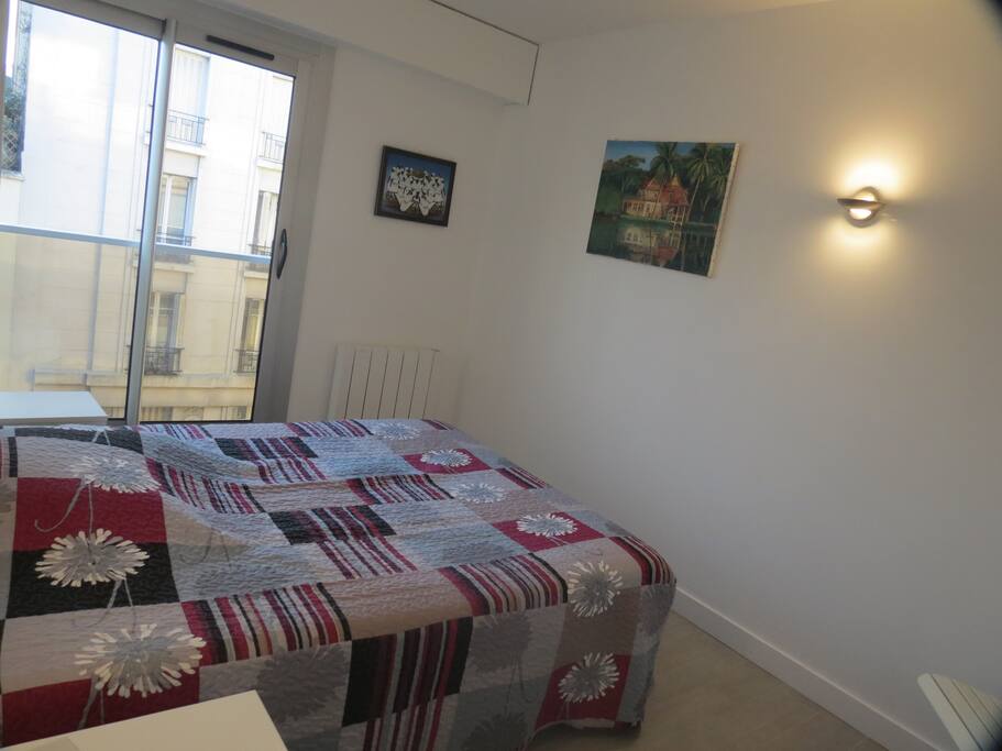Une chambre avec placard de rangement , un vrai lit de 140X190 , matelas neuf .