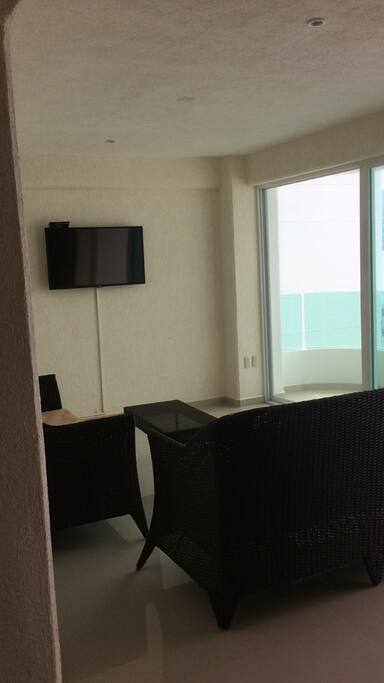 Sala con pantalla y cable