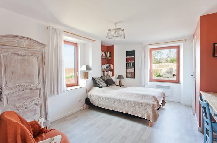 spavaća soba s tuš-kadom u prizemlju