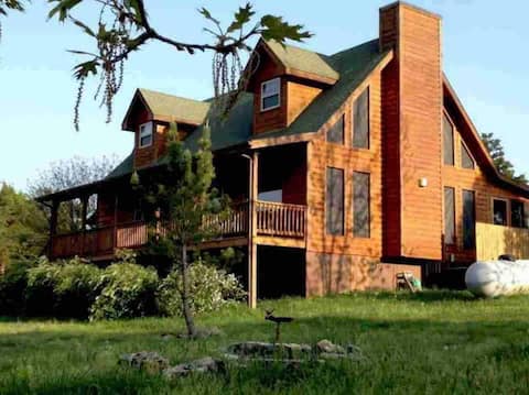 LakeFront * 15' Theater Screen * Kayaks * 4 Acres * FirePit