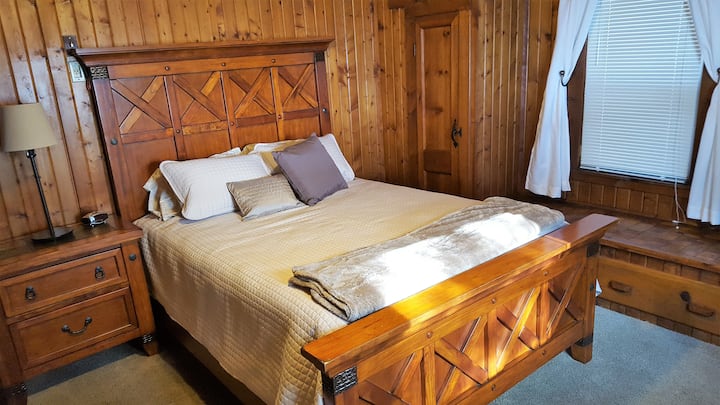 Dormitorio principal con cama tamaño queen