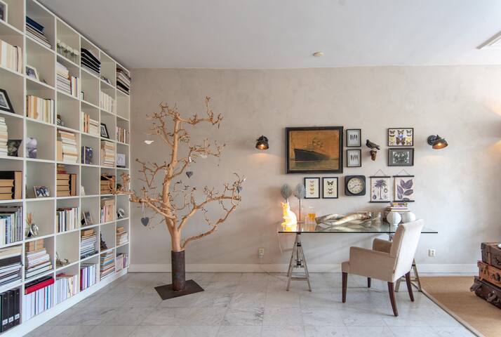 Beautiful historic apartment with canal view gallery image 3