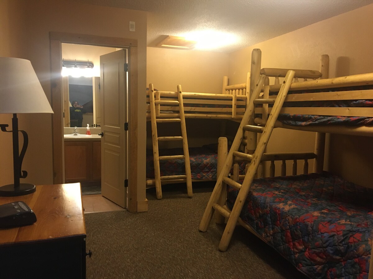 Spálňa na poschodí s dvoma poschodovými posteľami a plným prístupom do kúpeľne