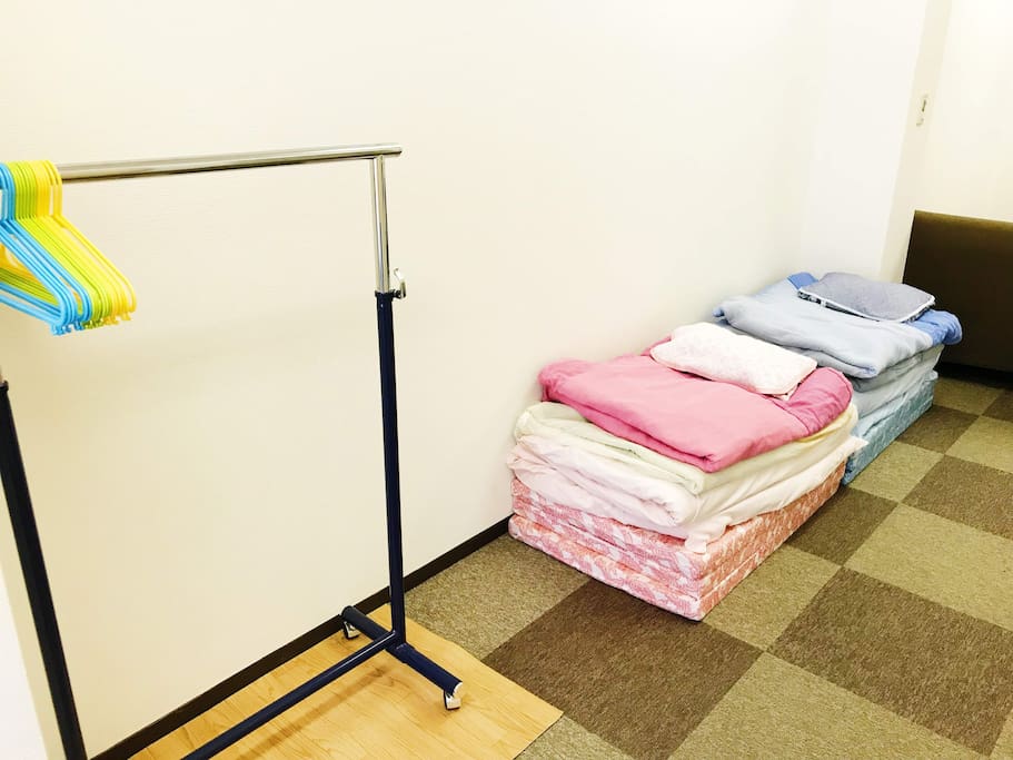 Clothing Rack / Japanese Futon with extra mattress (one extra set available) 洋服ラック / 布団(もう一組追加可能)