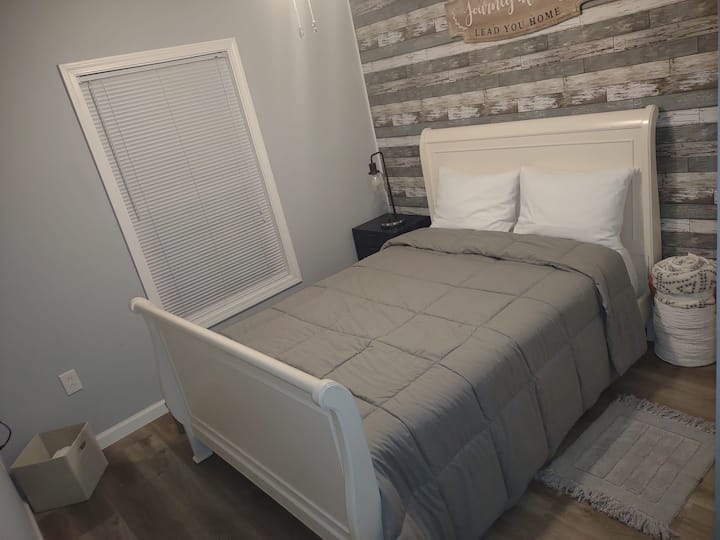 Relax Farm house Self check in /WIFI Tiny House Farm stays for