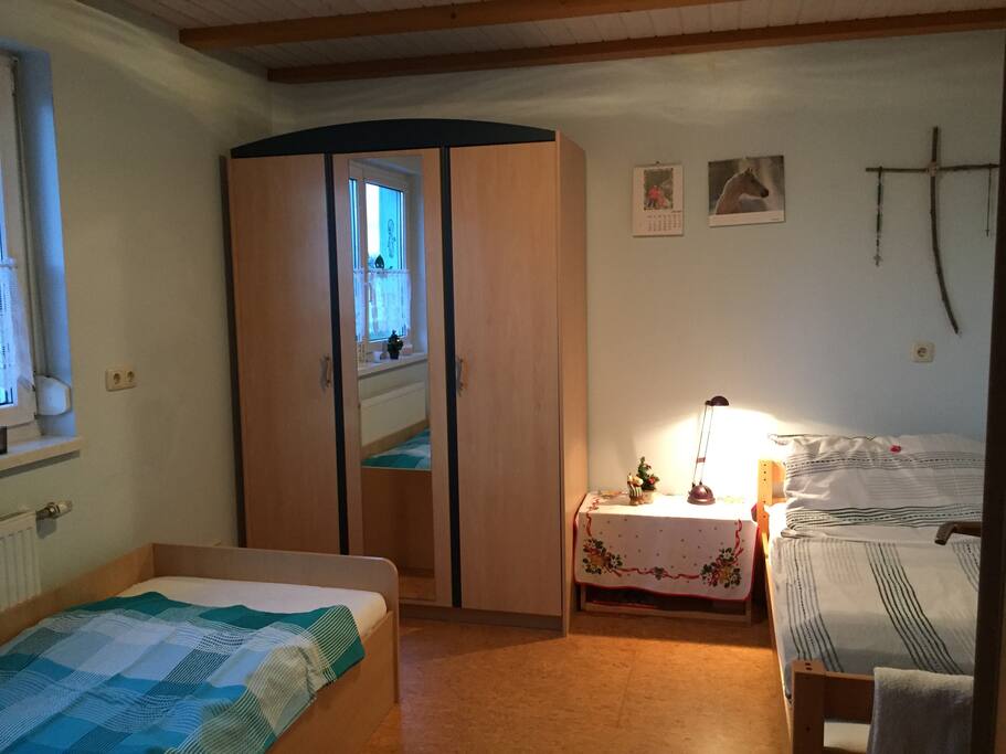Hier ein paar Informationen über unser Haus: Wir haben zwei Schlafzimmer: Schlafzimmer Nr. 1 hat zwei Einzelbetten, einen Kleiderkasten und einen Schreibtisch,...