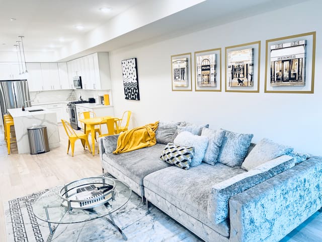 Designer 3BR Penthouse + Rooftop Free Cancellation