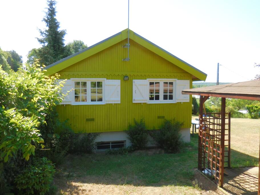 Chalet vue Nord (chambres) avec glycine et pergola