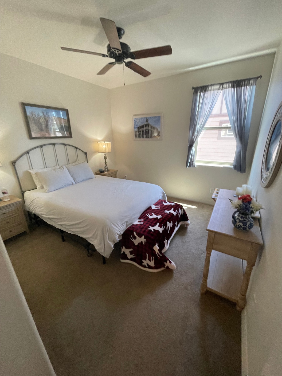 Segundo dormitorio queen. El rumor tiene que Maggie Mae durmió aquí una noche y proclamó que el colchón de esta habitación era el mejor en el que había dormido. ¿No conoces a Maggie Mae? Es mi cuñada. ;)