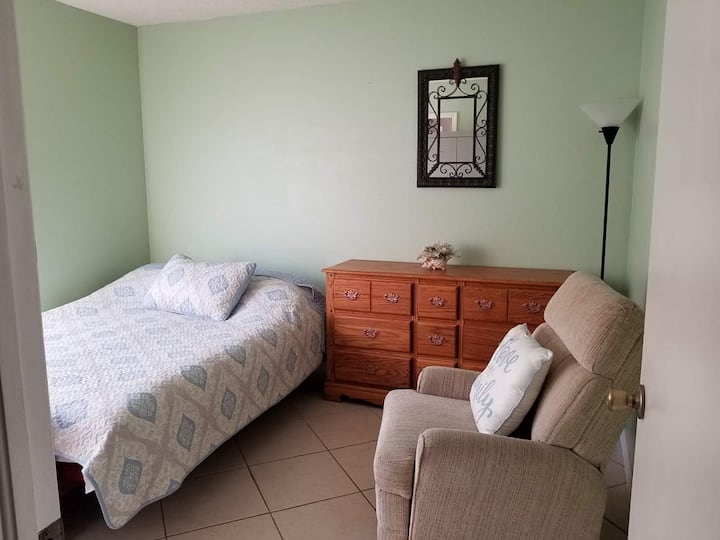 2nd bedroom with queen size futon with comfortable mattress