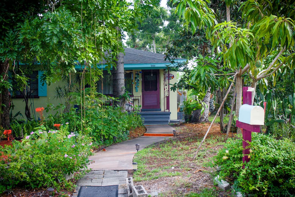 What a cute beachy bungalow!