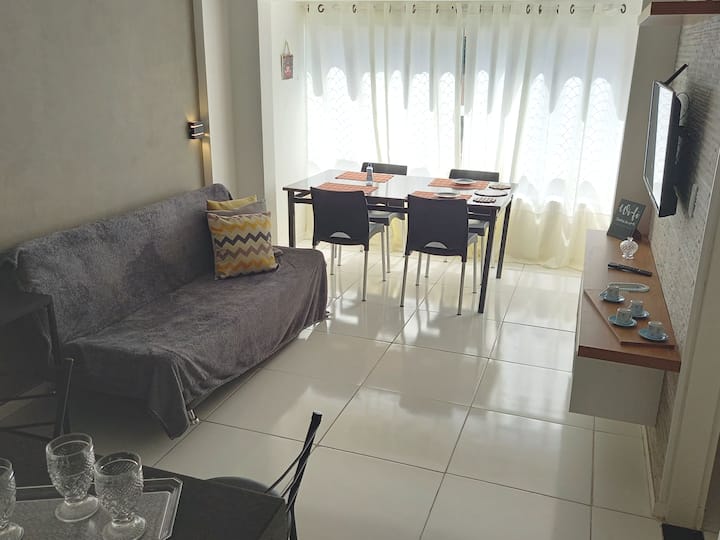 ห้องนั่งเล่นและห้องรับประทานอาหารขนาดใหญ่พร้อมกูร์เมต์สเปซ